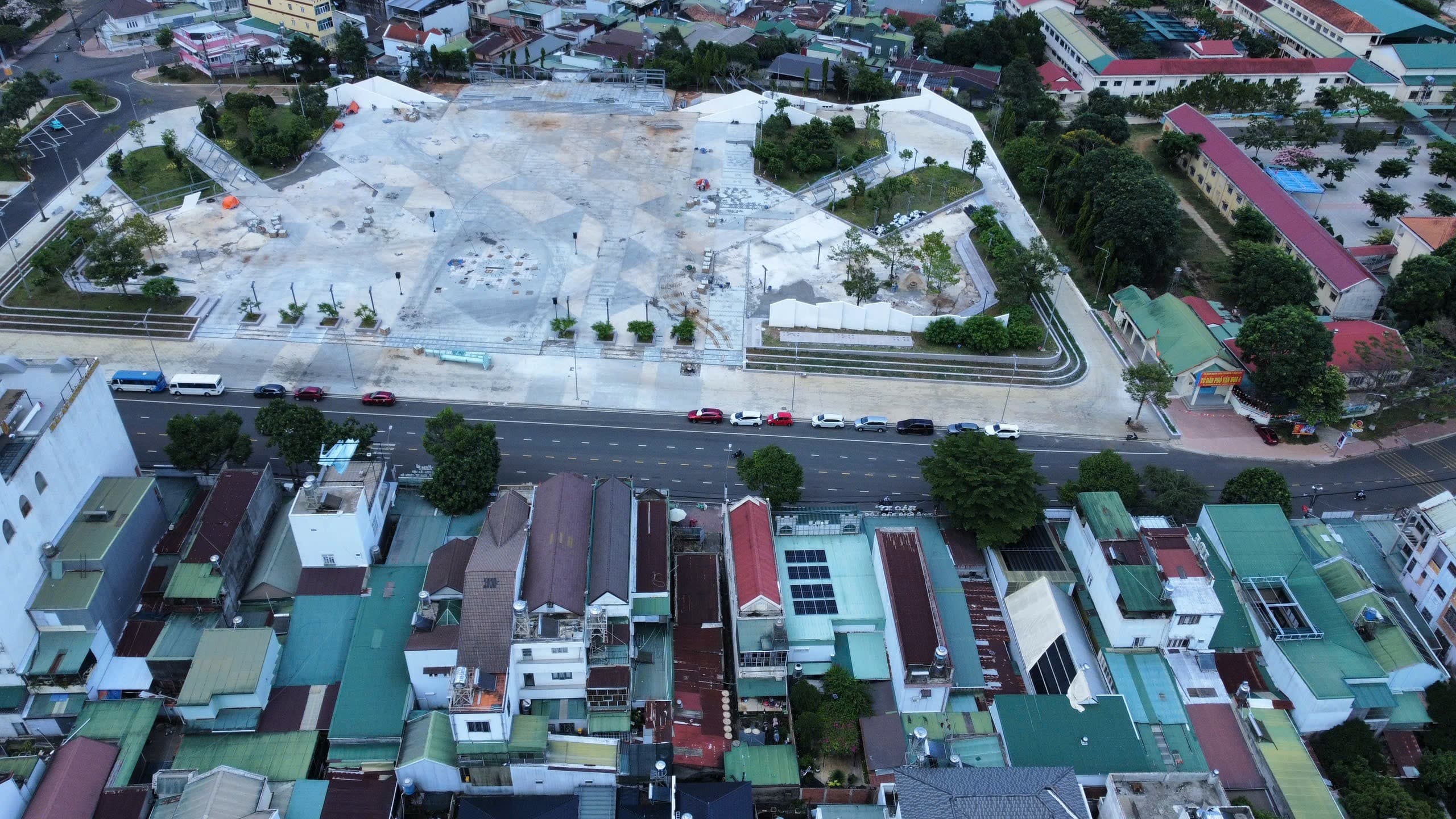 Mặt Tiền Nguyễn Công Trứ, Quảng trường 28/3